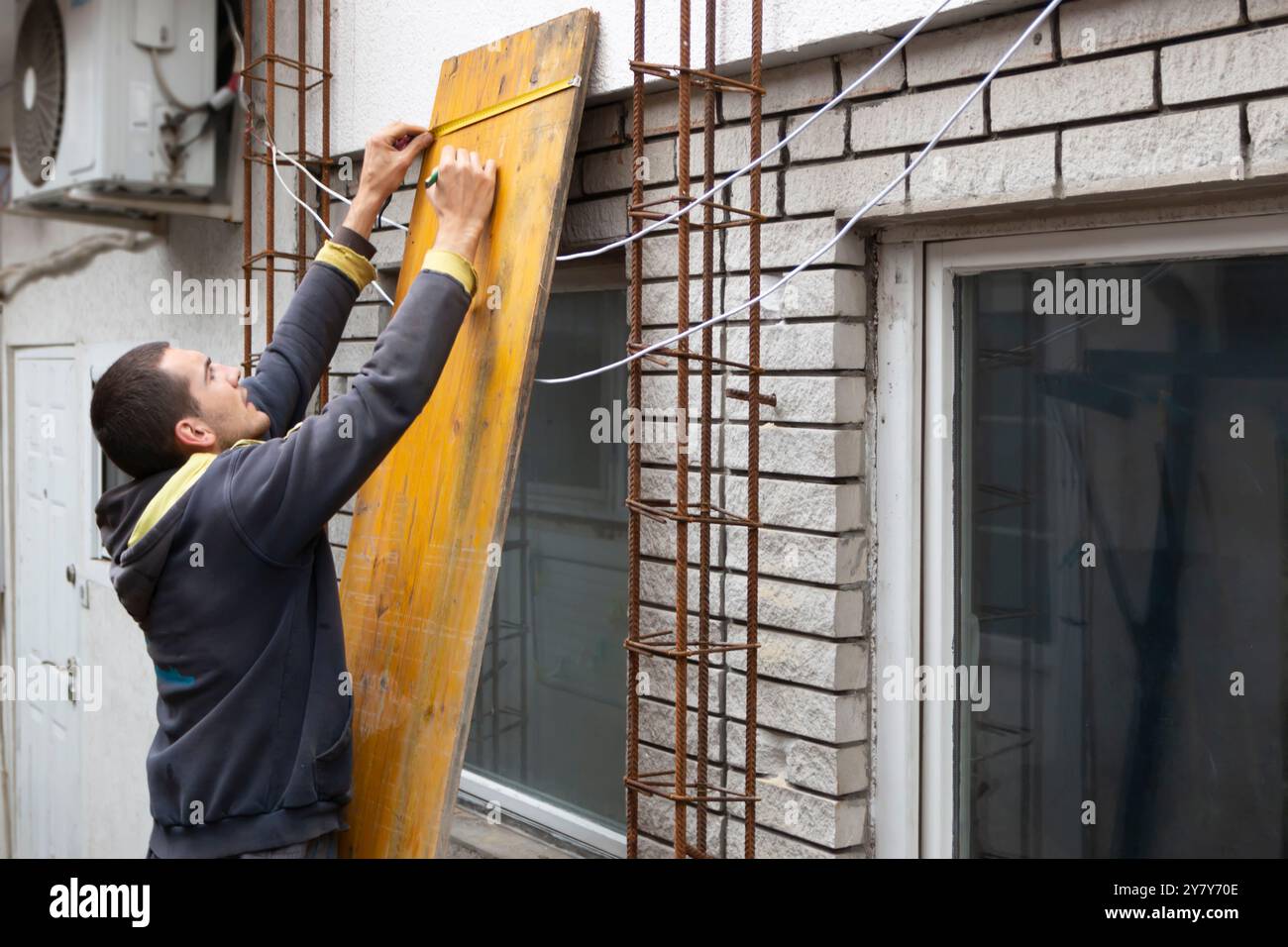 Column Installing Work Worker holding steel rebar hi-res stock photography and images - Alamy