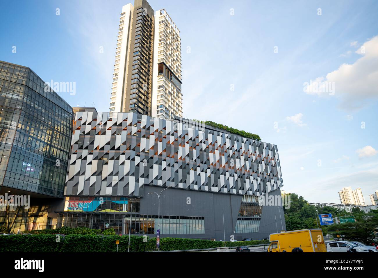 Bustling urban scenery hi-res stock photography and images - Alamy