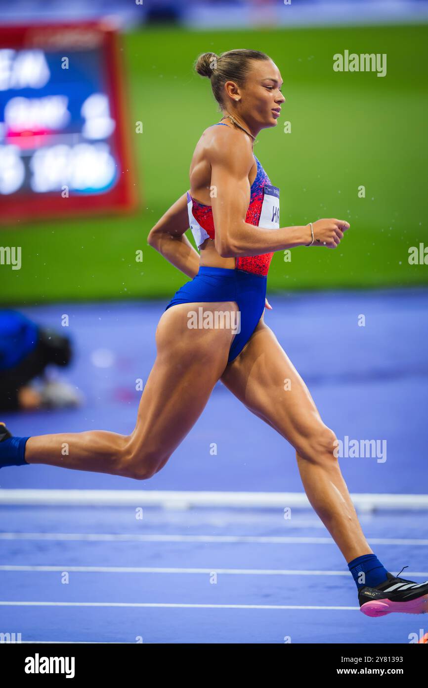Anna Hall participating in the 800 m at the Paris 2024 Olympic Games ...
