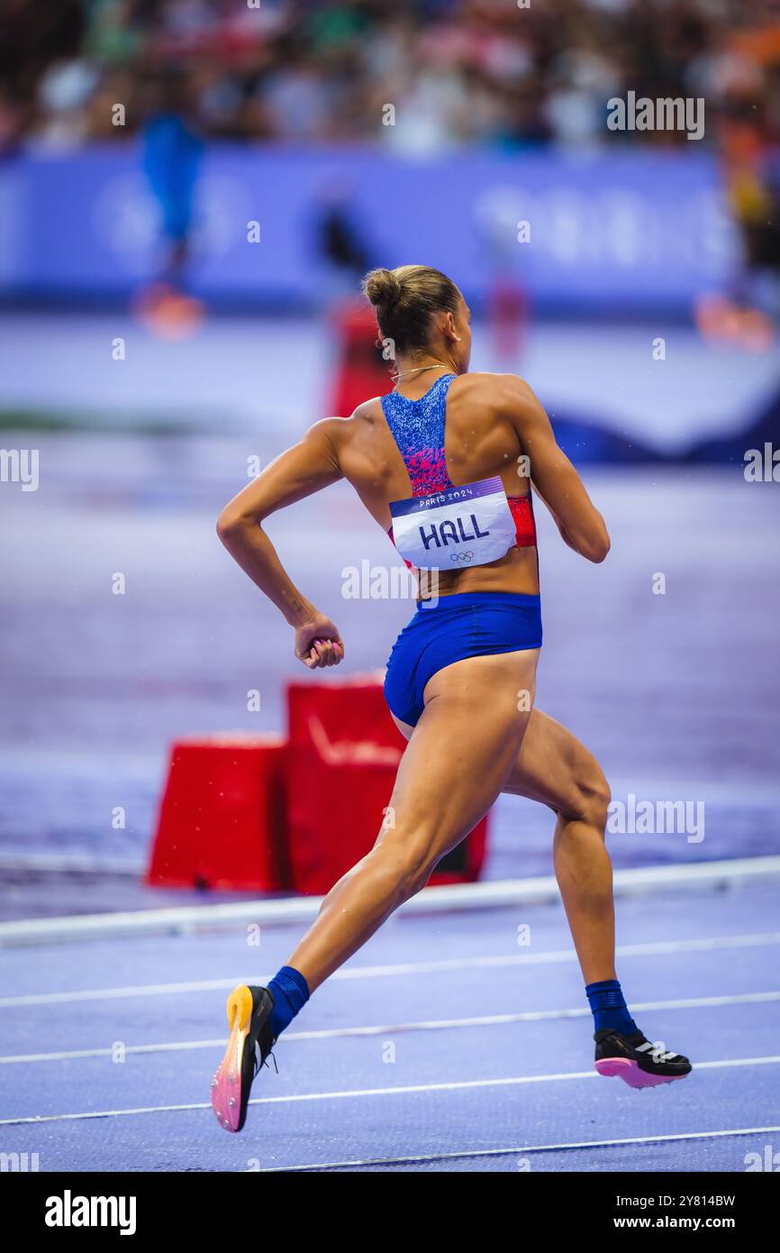 Anna Hall participating in the 800 m at the Paris 2024 Olympic Games ...