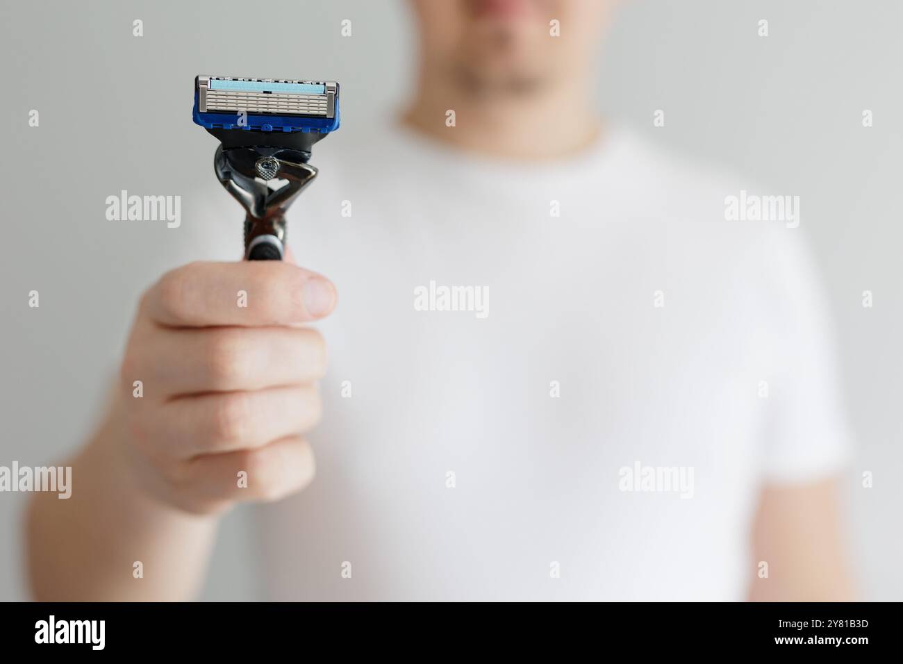 close up of man's hand showing a razor Stock Photo - Alamy