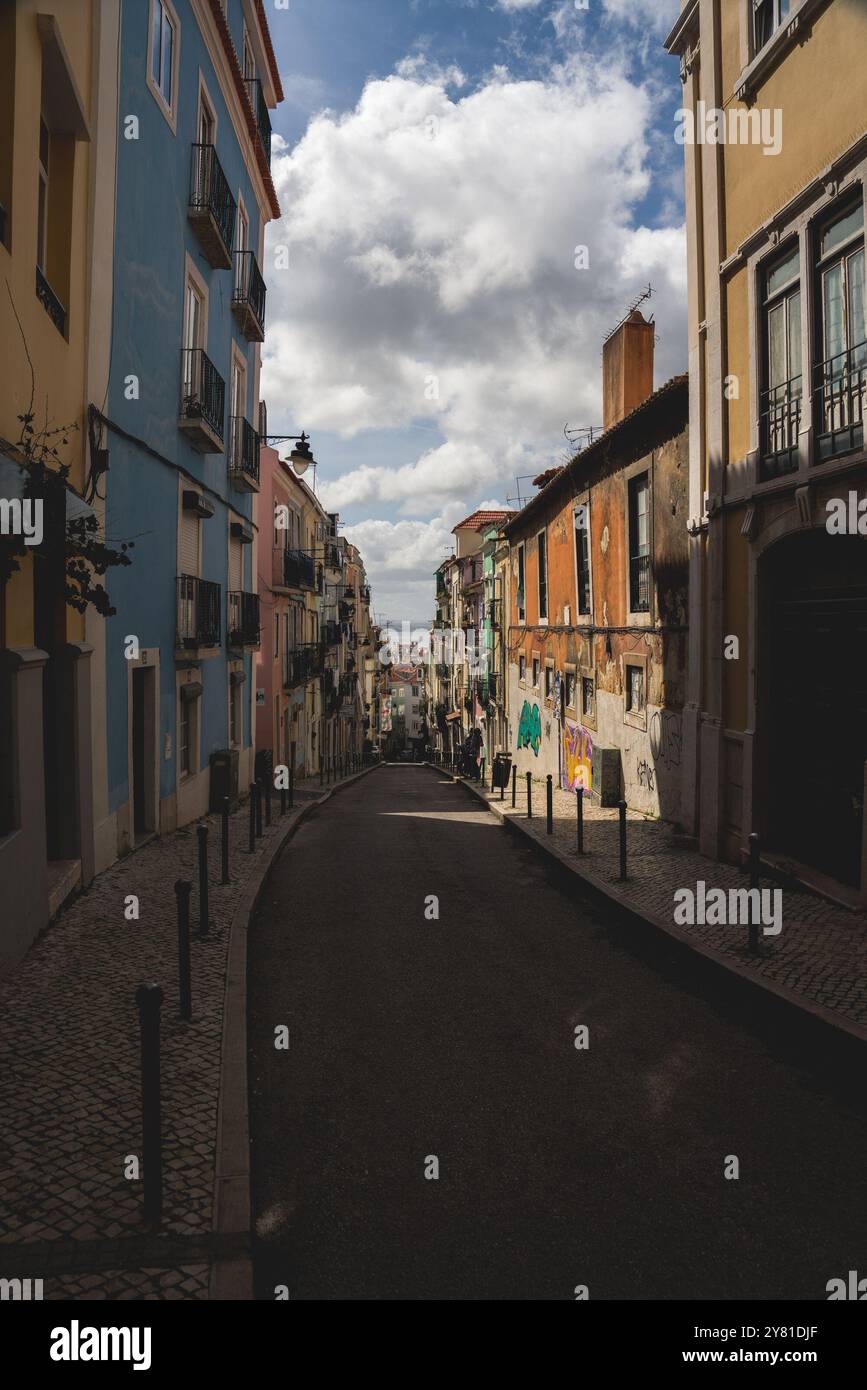 Narrow street old town lisbon hi-res stock photography and images - Alamy