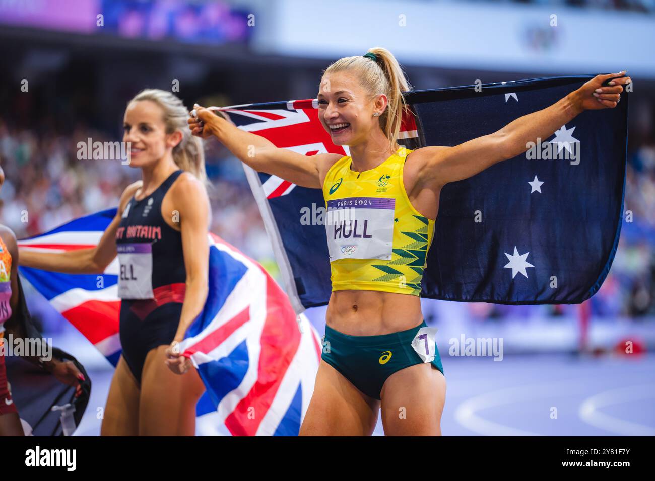 jessica-hull-celebrating-with-her-country-s-flag-in-the-1500-meters-at