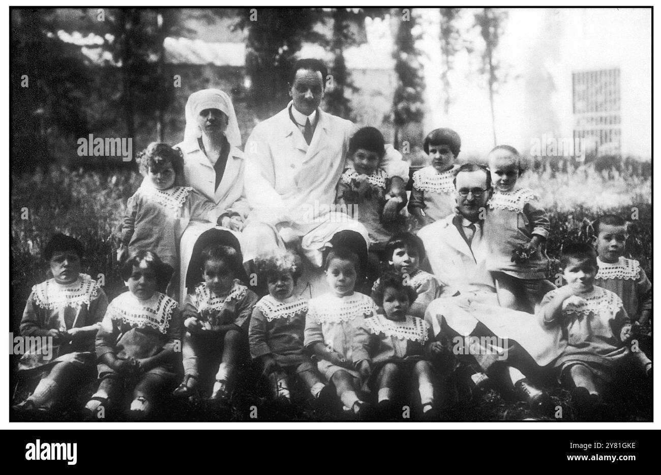 Firenze - Istituto degli Innocenti - Medici,infermiere e bambini - 1920 Stock Photo