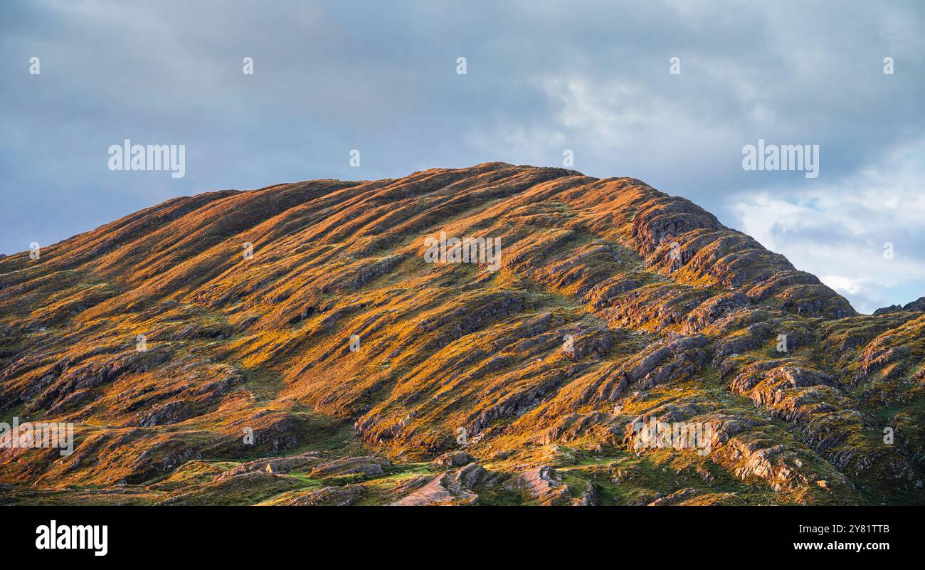 Knocknagallaun Mountain in the Slieve Miskish range on the Beara Peninsula, Ireland, with spectacular dipping bedding in  Devonian sedimentary rocks Stock Photo