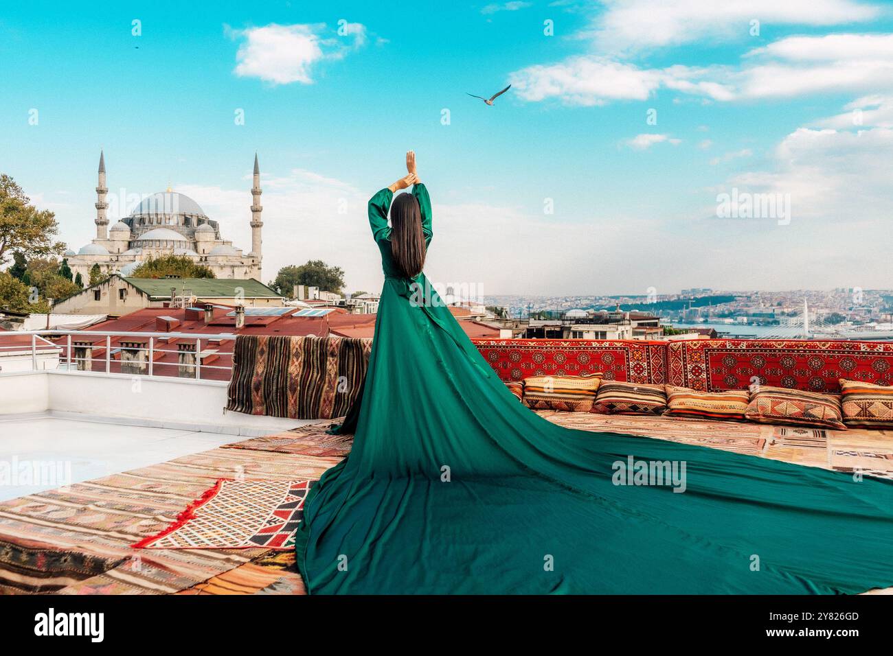 Emerald green dress hi-res stock photography and images - Alamy
