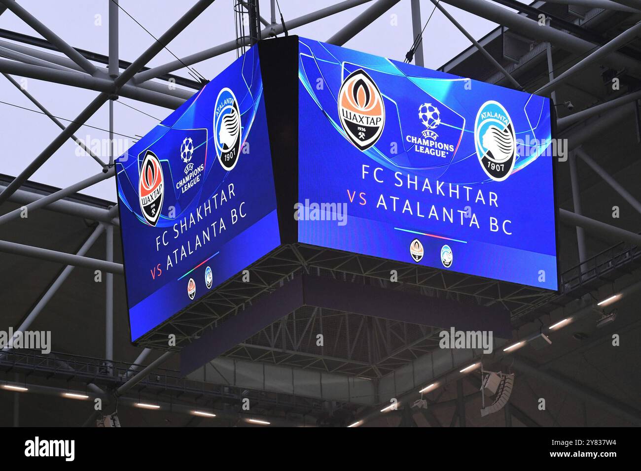 Gelsenkirchen, Germany. 02nd Oct, 2024. Fussball Champions League 2. Spieltag Schachtar Donezk - Atalanta Bergamo am 02.10.2024 in der Arena AufSchalke in Gelsenkirchen Auf dem Videowuerfel in der Arena AufSchalke wir die heutige Paarung angezeigt: FC Shaktar vs. Atlanta BC Foto: Revierfoto Credit: ddp media GmbH/Alamy Live News Stock Photo