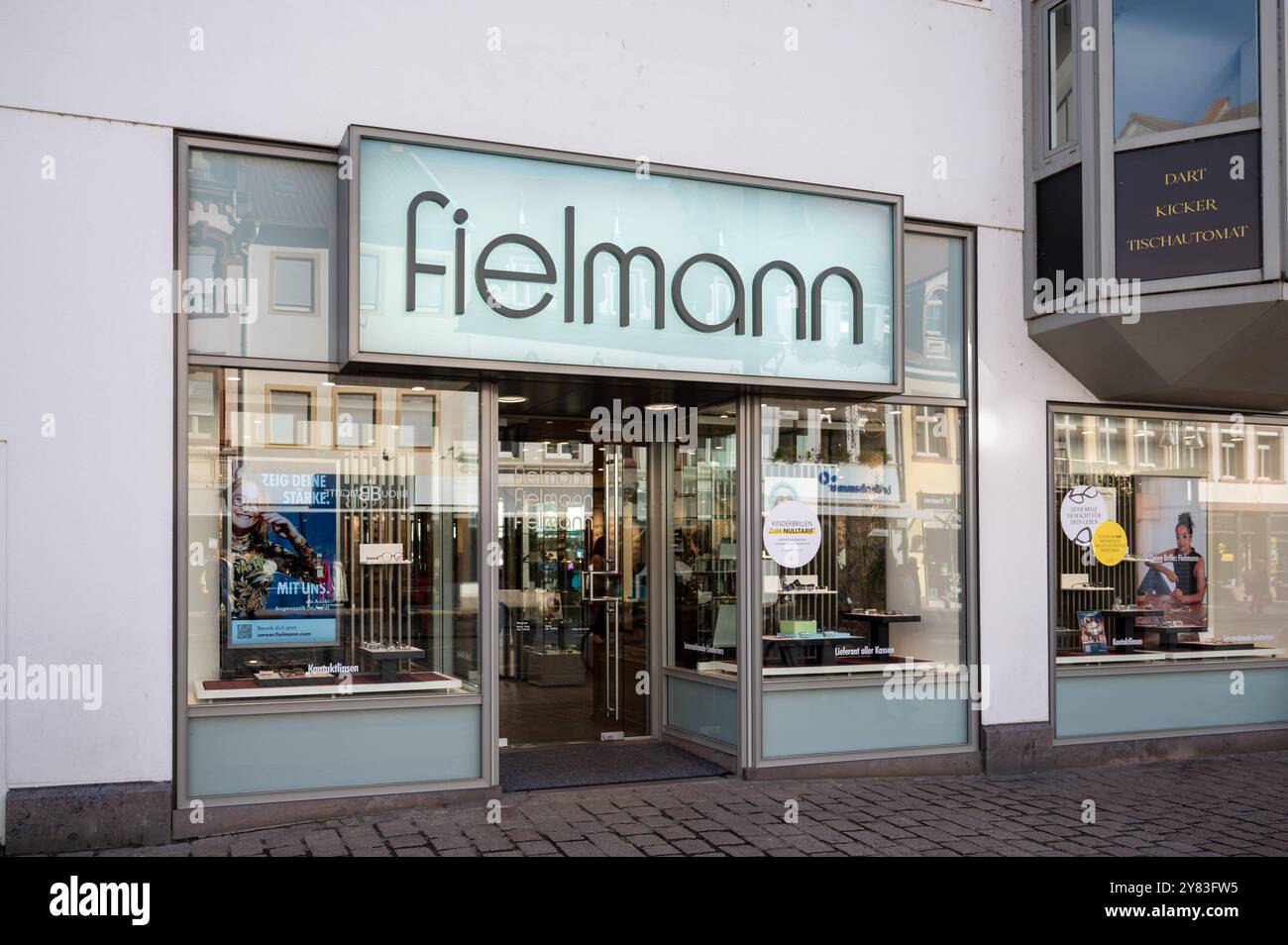 Fielmann-Filiale an der Maximilianstraße in Speyer , Deutschland, Rheinland-Pfalz, Speyer, 02.10.2024, Die Fielmann-Filiale an der Maximilianstrasse in Speyer mit ihrer modernen Schaufenstergestaltung und einem Aufruf zur Mitarbeit *** Fielmann branch on Maximilianstrasse in Speyer , Germany, Rhineland-Palatinate, Speyer, 02 10 2024, The Fielmann branch on Maximilianstrasse in Speyer with its modern shop window design and a call for cooperation Stock Photo