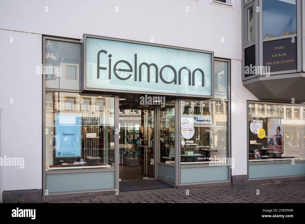 Fielmann-Filiale an der Maximilianstraße in Speyer , Deutschland, Rheinland-Pfalz, Speyer, 02.10.2024, Die Fielmann-Filiale an der Maximilianstrasse in Speyer mit ihrer modernen Schaufenstergestaltung und einem Aufruf zur Mitarbeit *** Fielmann branch on Maximilianstrasse in Speyer , Germany, Rhineland-Palatinate, Speyer, 02 10 2024, The Fielmann branch on Maximilianstrasse in Speyer with its modern shop window design and a call for cooperation Stock Photo