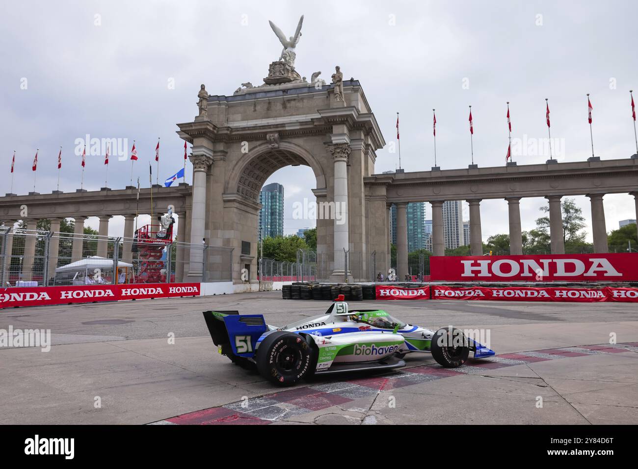 STING RAY ROBB (R) (51) of Payette, Idaho runs through the streets during the Honda Indy Toronto in Toronto, ON, CAN Stock Photo