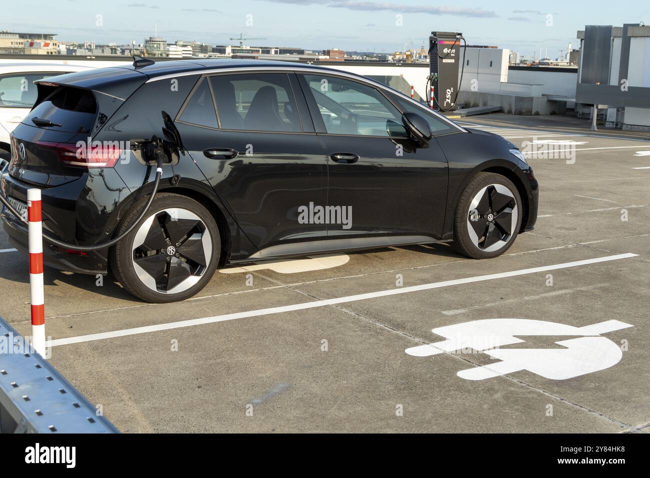 Mobility, e-charging Hamburg, car at a charging station, charging ...
