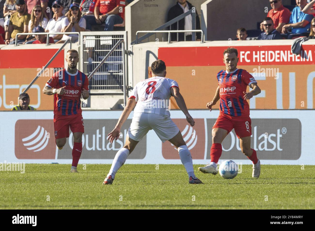 Football match, Maximilian EGGESTEIN SC Freiburg centre in lurking position, Leonardo SCIENZA 1.FC Heidenheim with the pass into the deep, on the righ Stock Photo