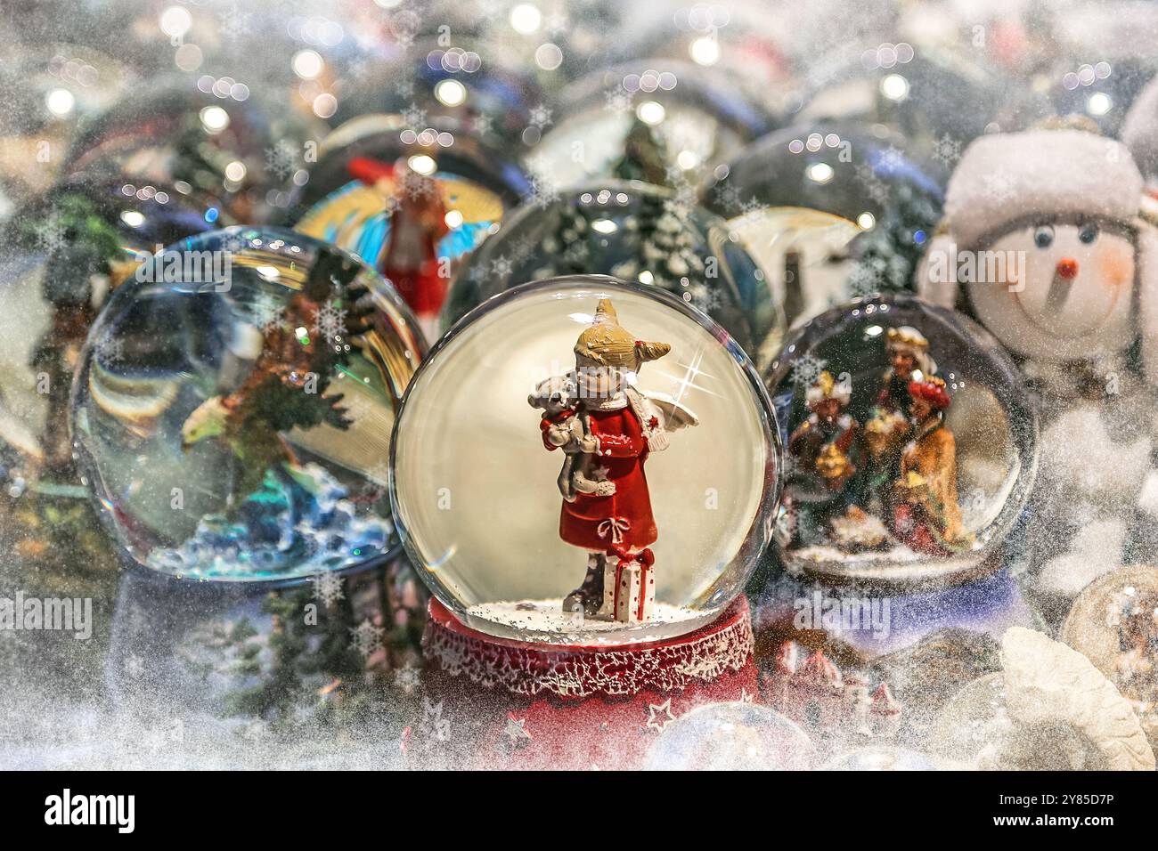 Child snow globe hi-res stock photography and images - Alamy