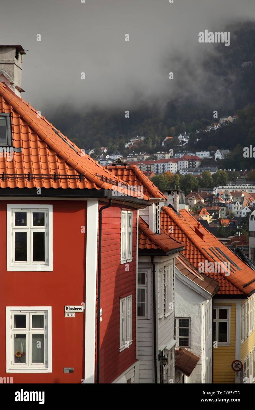 Traditional red tiled rooftops on timber housing, Klosteret, Bergen ...