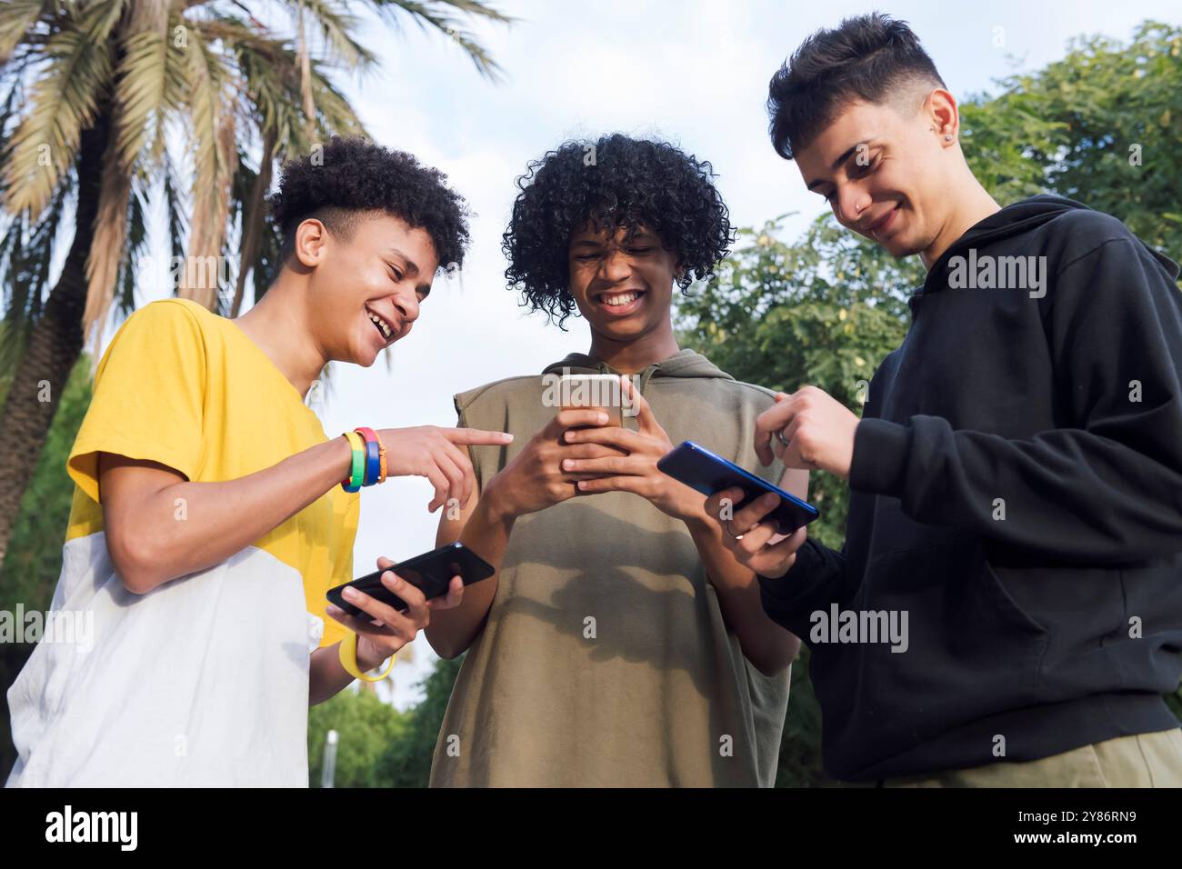 Using Internet With Friends Photo Happy teenage friends browsing internet hi-res stock photography and ...