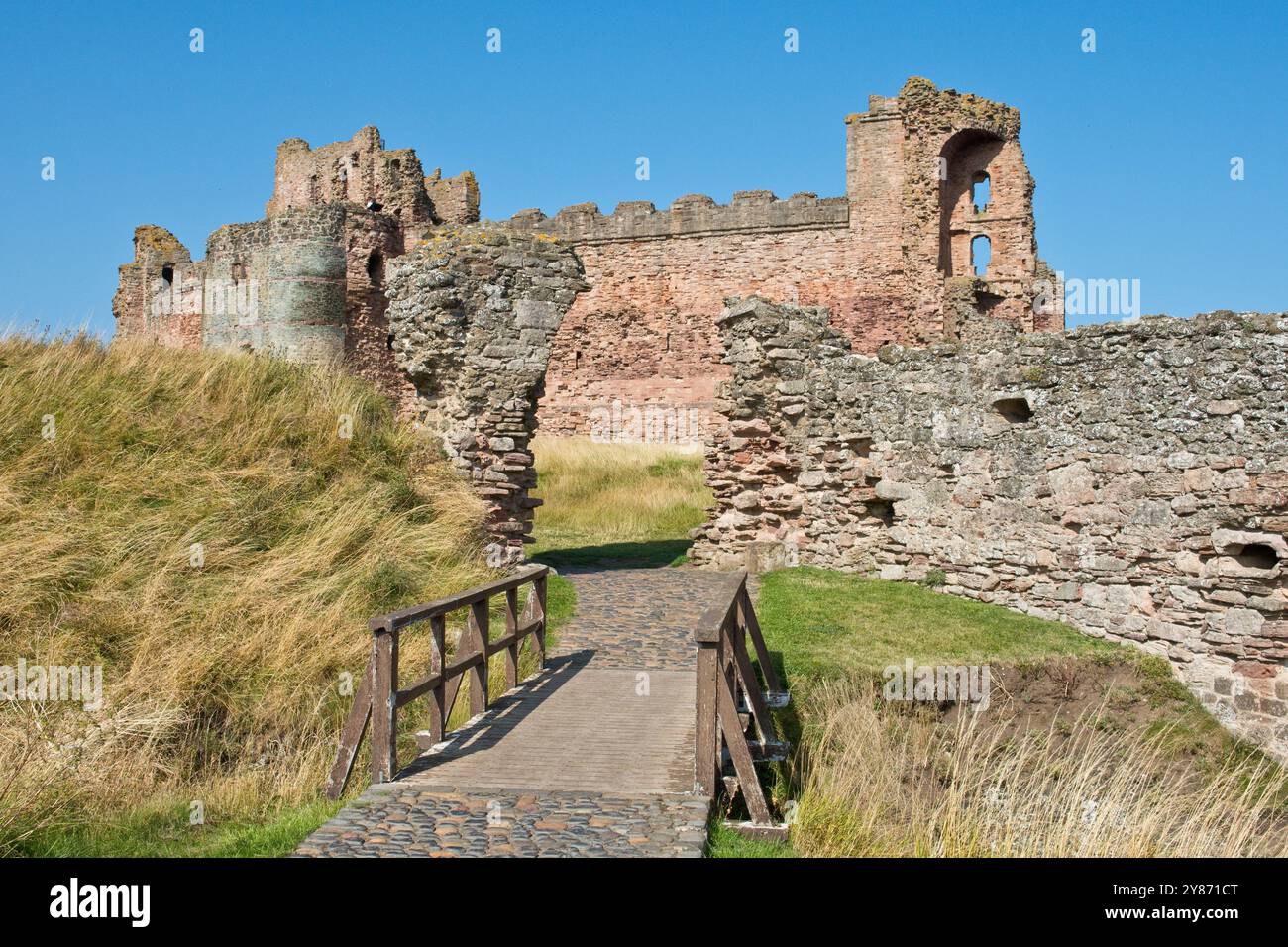 tantallon-castle-military-architecture-hi-res-stock-photography-and