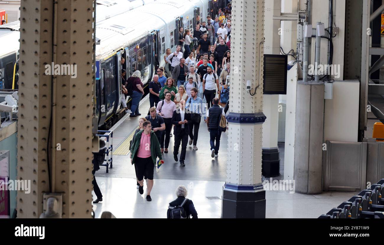 Pic shows: Waterloo Station at rush house. 2024 Pic gavin rodgers ...