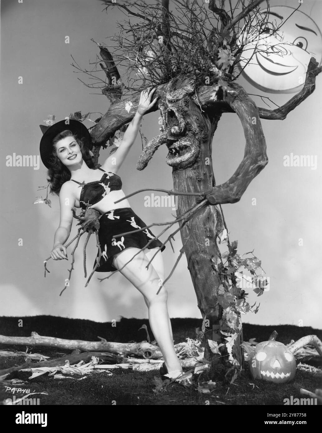 HALLOWEEN Pin-Up Hollywood Actresses PAT ALPHIN 1946 Universal Pictures Stock Photo