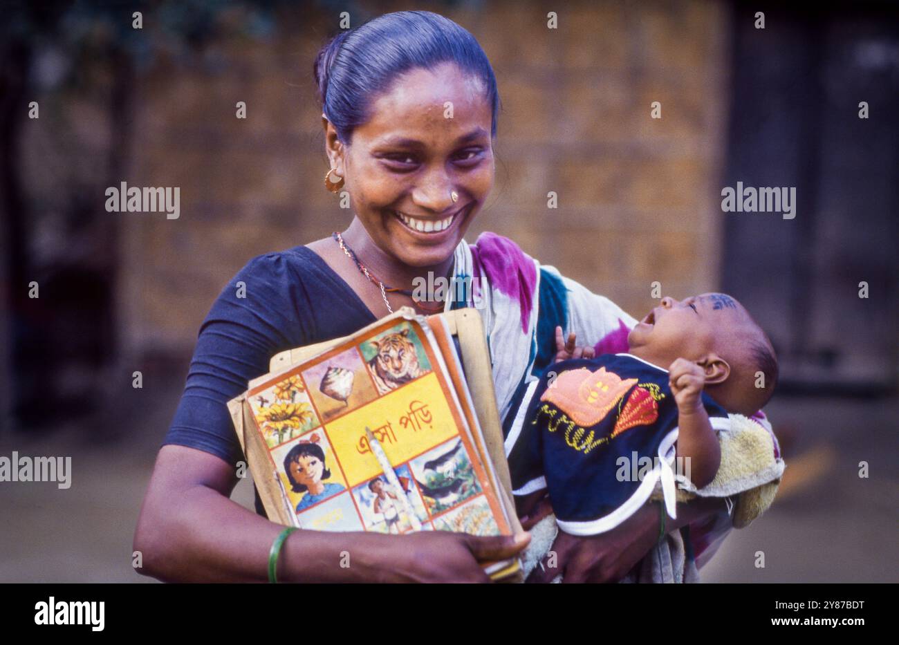 Mother and baby bangladesh hi-res stock photography and images - Alamy
