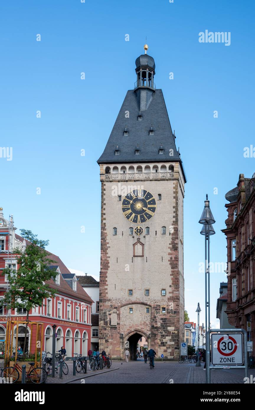 , Deutschland, Rheinland-Pfalz, Speyer, 02.10.2024,  Das Altpoertel, ein historisches Stadttor in Speyer, bei klarem Himmel, umgeben von Fussgaengern Stock Photo