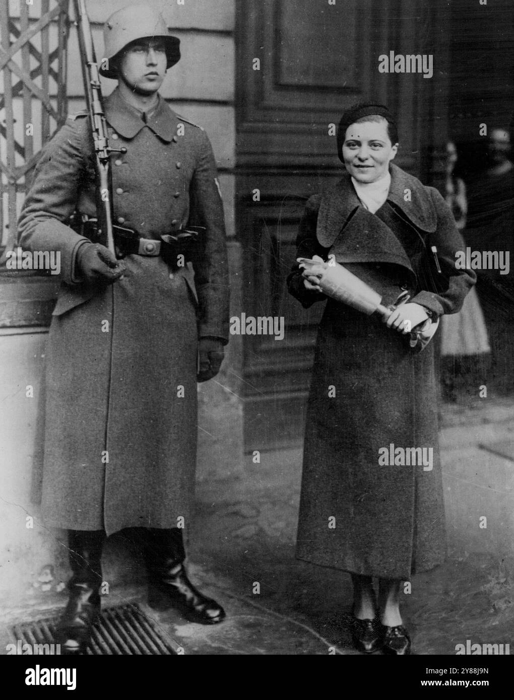 famous-german-airwoman-receives-cup-from-president-hindenburg-elli