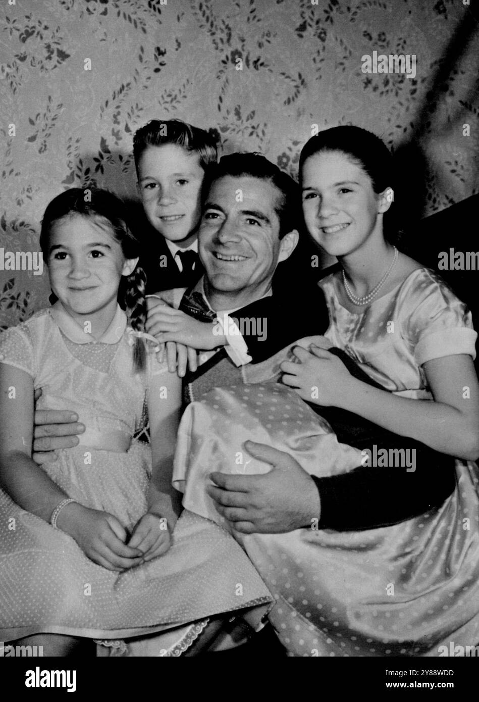 Dana Andrews has four children: Susy 8, Stephen 9, Kathy 13, and David 21  (not shown), who is leaving for the army. The family's hobbies are taking  films and recordings and sailing, image size:949x1390