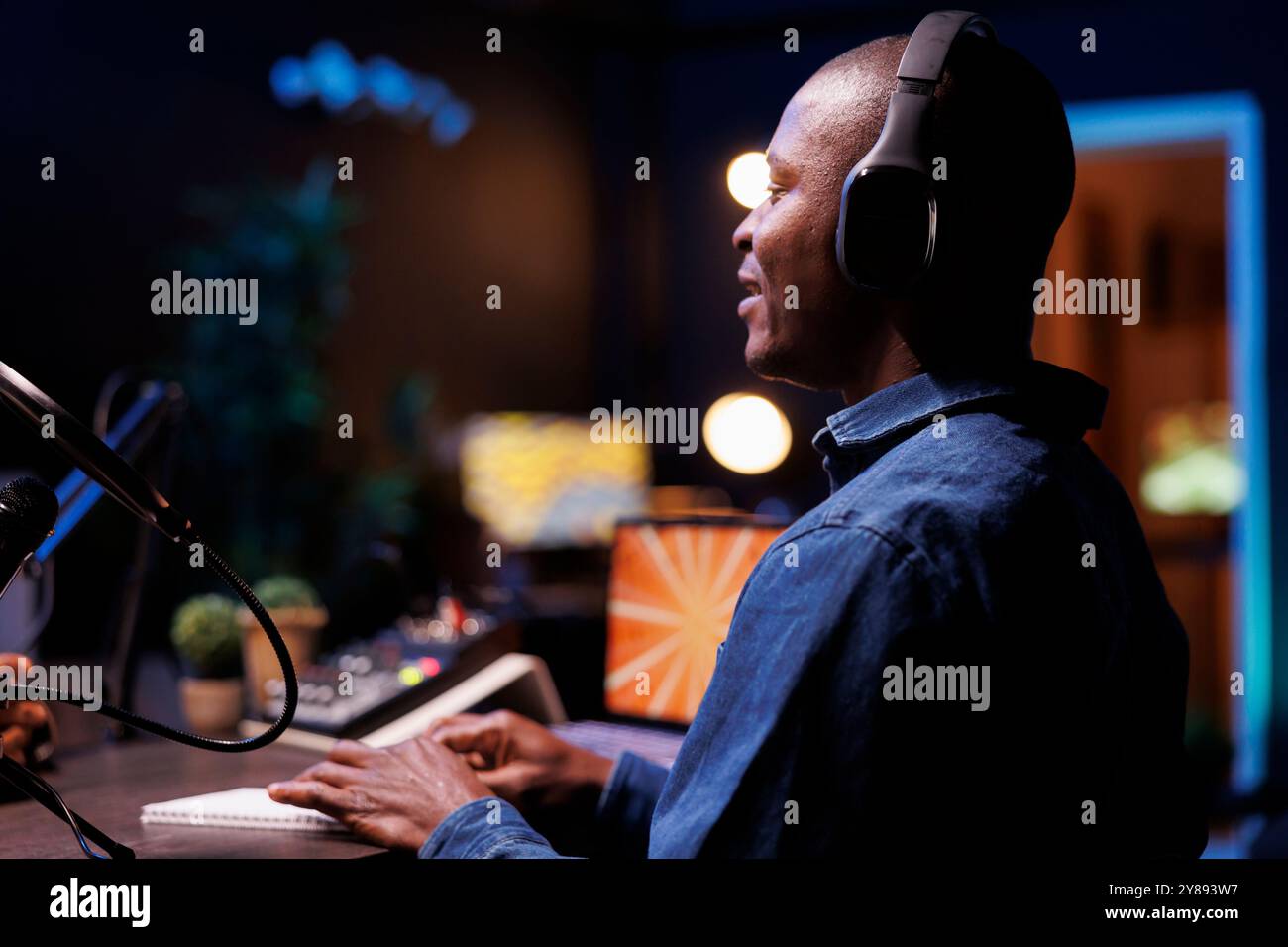 Studio Speaking Studio audience in profile hi-res stock photography and images - Alamy