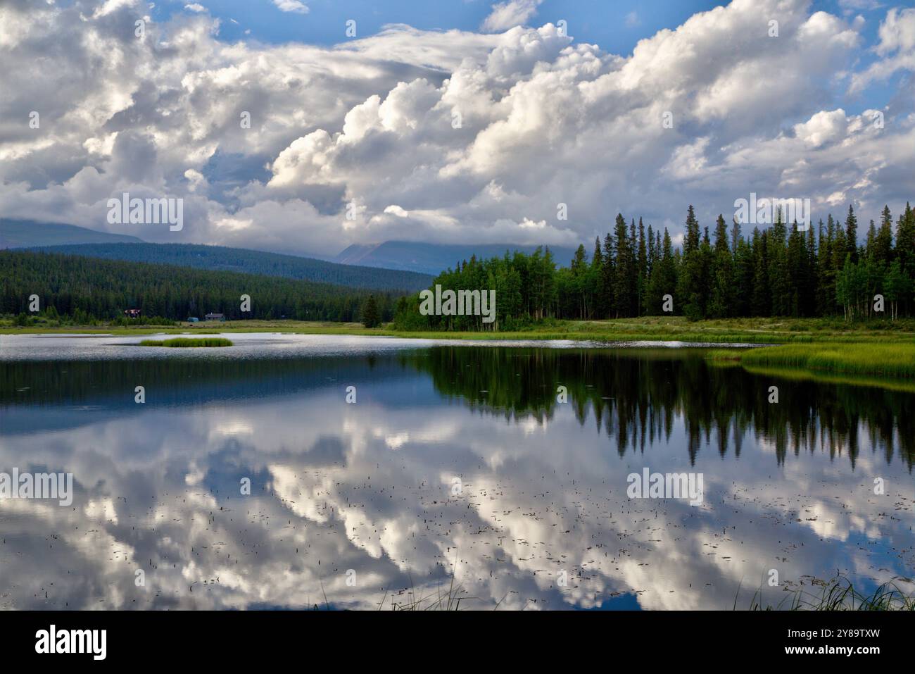 Tranquil homes sunlit lake hi-res stock photography and images - Alamy