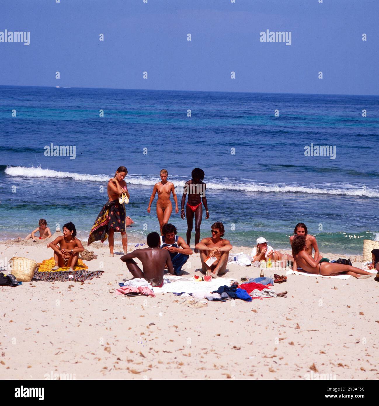 Am FKK Strand von La Cavallet auf Ibiza, Spanien um 1982. 
