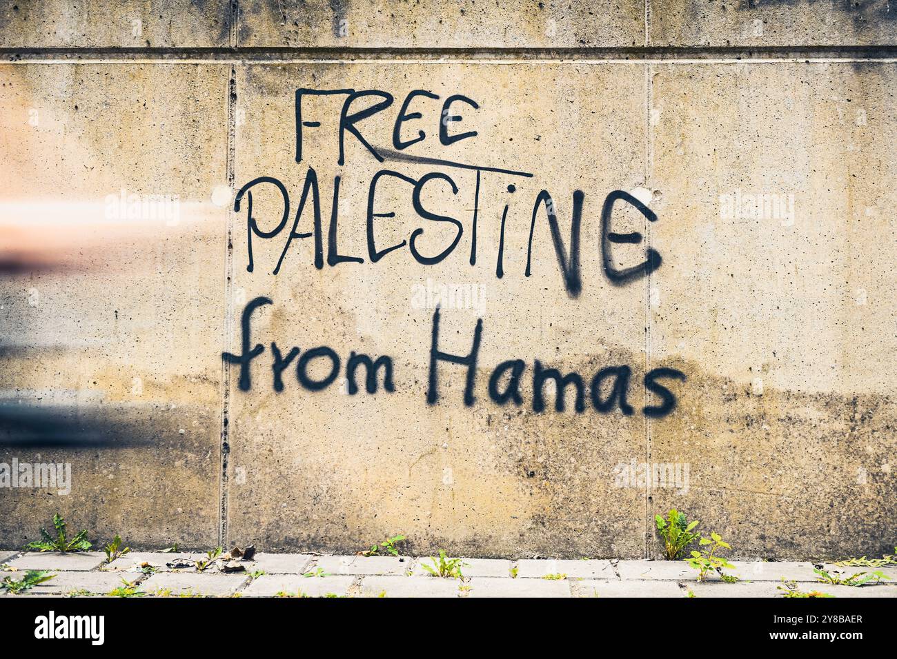 Divided opinions on Israel's military operation in Gaza: Supplemented graffiti Free Palestine with from Hamas in Rothenburgsort, Hamburg, Germany, Ges Stock Photo