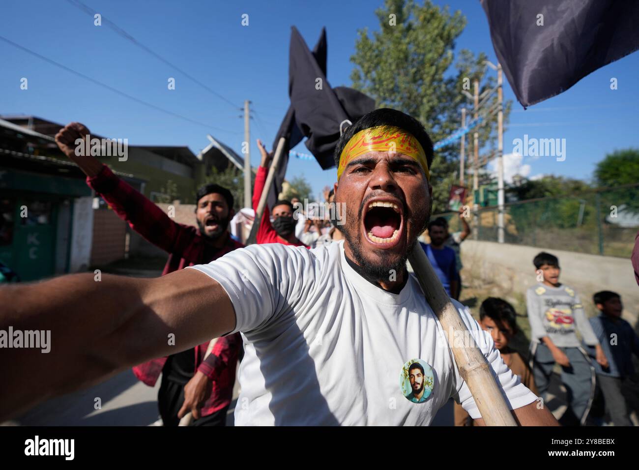 Kashmiri Shiite Muslims shout pro-Palestine and anti-Israel slogans ...