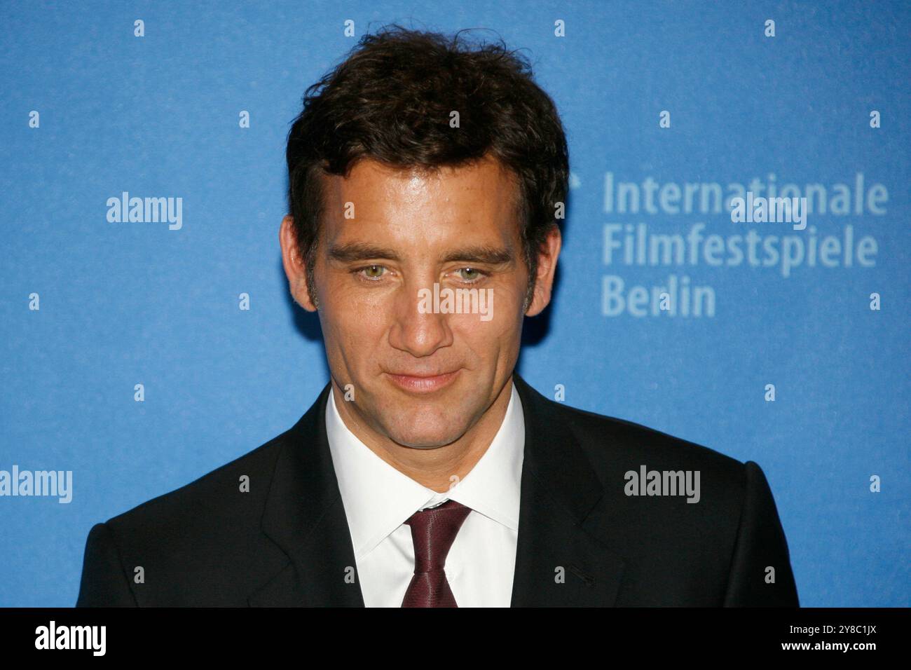 ARCHIVE PHOTO: Clive OWEN will be 60 years old on October 3rd, 2024, photocall 'The International' actor Clive OWEN, portrait, competition out of competition photocall, photo session, press conference, photocall, 59th International Berlin Film Festival from February 5th to 15th, 2009 in Berlin, Berlinale, January 5th, 2009 ?SVEN SIMON, Prinzess-Luise-Str.41#45479 Muelheim/Ruhr#tel.0208/9413250#fax 0208/9413260#Kto 244 293 433 P ostbank E ssen BLZ 360 100 43#www.SvenSimon.net#e-mail:SvenSimon@t-online.de. Stock Photo