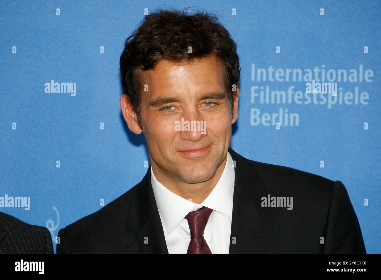 ARCHIVE PHOTO: Clive OWEN will be 60 years old on October 3rd, 2024, photocall 'The International' actor Clive OWEN, portrait, competition out of competition photocall, photo session, press conference, photocall, 59th International Berlin Film Festival from February 5th to 15th, 2009 in Berlin, Berlinale, January 5th, 2009 ?SVEN SIMON, Prinzess-Luise-Str.41#45479 Muelheim/Ruhr#tel.0208/9413250#fax 0208/9413260#Kto 244 293 433 P ostbank E ssen BLZ 360 100 43#www.SvenSimon.net#e-mail:SvenSimon@t-online.de. Stock Photo