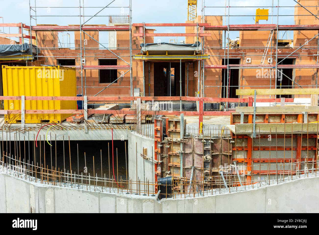 Neubau im Rohbau Ein neugebautes Wohnhaus befindet sich noch im Ausbau und Rohbau *** New building in shell construction A newly built residential bui Stock Photo