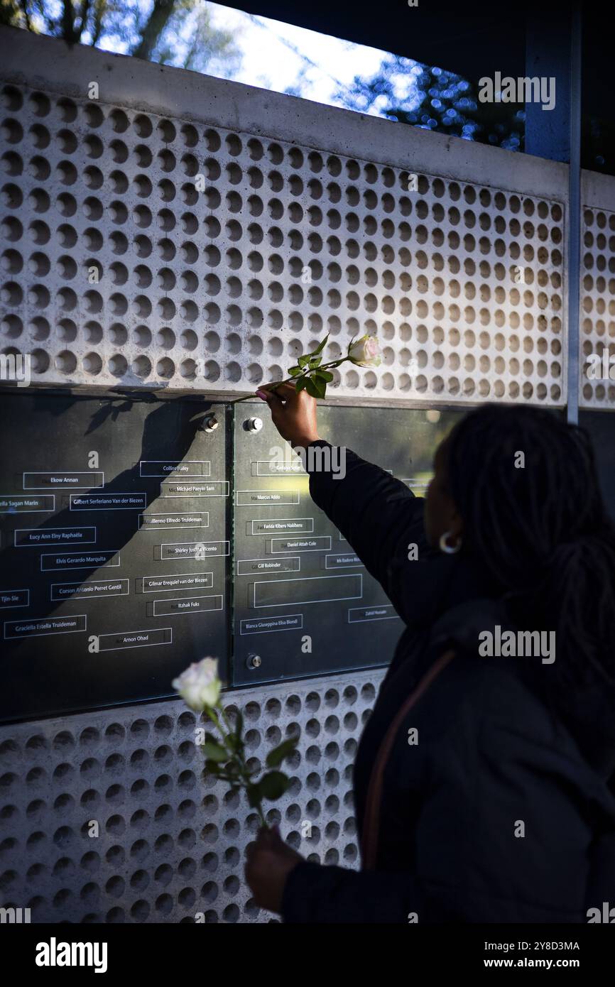 AMSTERDAM - The annual commemoration at 'the tree that saw everything' of the Bijlmer air disaster. On Sunday evening, October 4, 1992, at 6:36 p.m., an El Al Boeing 747 cargo plane drilled into the Groeneveen and Klein-Kruitberg flats in Amsterdam's Bijlmermeer. The result was 43 deaths and enormous havoc. ANP RAMON VAN FLYMEN netherlands out - belgium out Credit: ANP/Alamy Live News Stock Photo