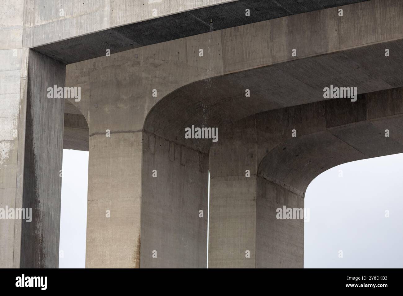 Curved concrete structure hi-res stock photography and images - Alamy