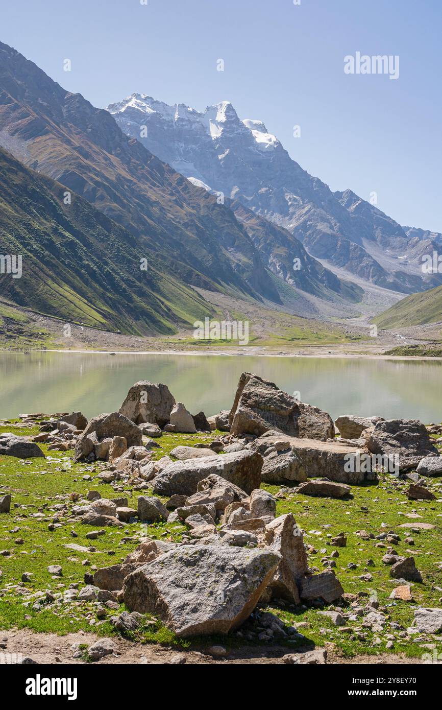 Scenic vertical landscape of Saiful Muluk lake and Malika Parbat mountain near Naran, Kaghan valley, Khyber Pakhtunkhwa, Pakistan Stock Photo