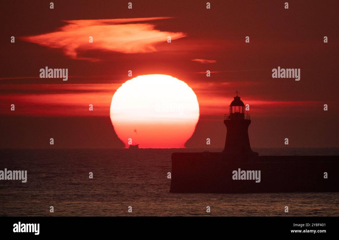 October Lighthouse The sun begins to rise behind South Shields lighthouse, on the North ...