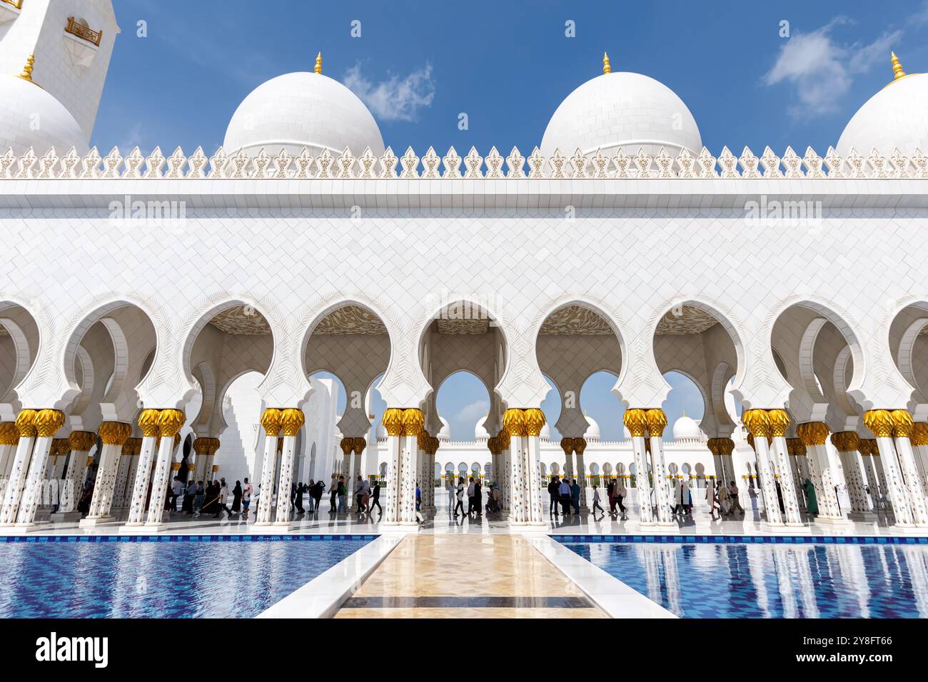 Sheikh Zayed Grand Mosque building in Abu Dhabi, United Arab Emirates ...