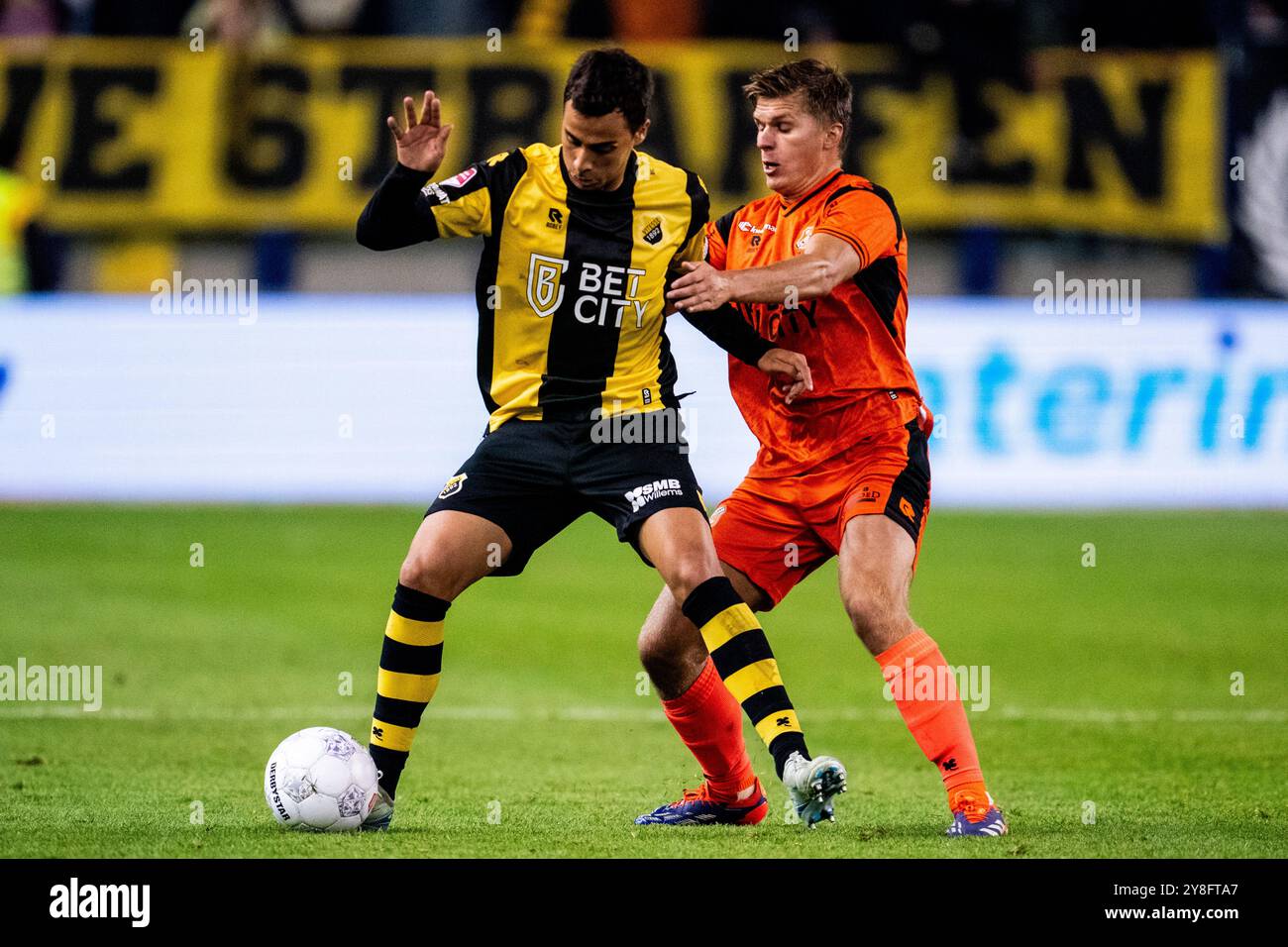 Arnhem, Netherlands. 04th Oct, 2024. ARNHEM, NETHERLANDS - OCTOBER 4: Theodosis Macheras of Vitesse is challenged by Alex Plat of FC Volendam during the Dutch Keuken Kampioen Divisie match between Vitesse and FC Volendam at the GelreDome on October 4, 2024 in Arnhem, Netherlands. (Photo by Rene Nijhuis/Orange Pictures) Credit: Orange Pics BV/Alamy Live News Stock Photo