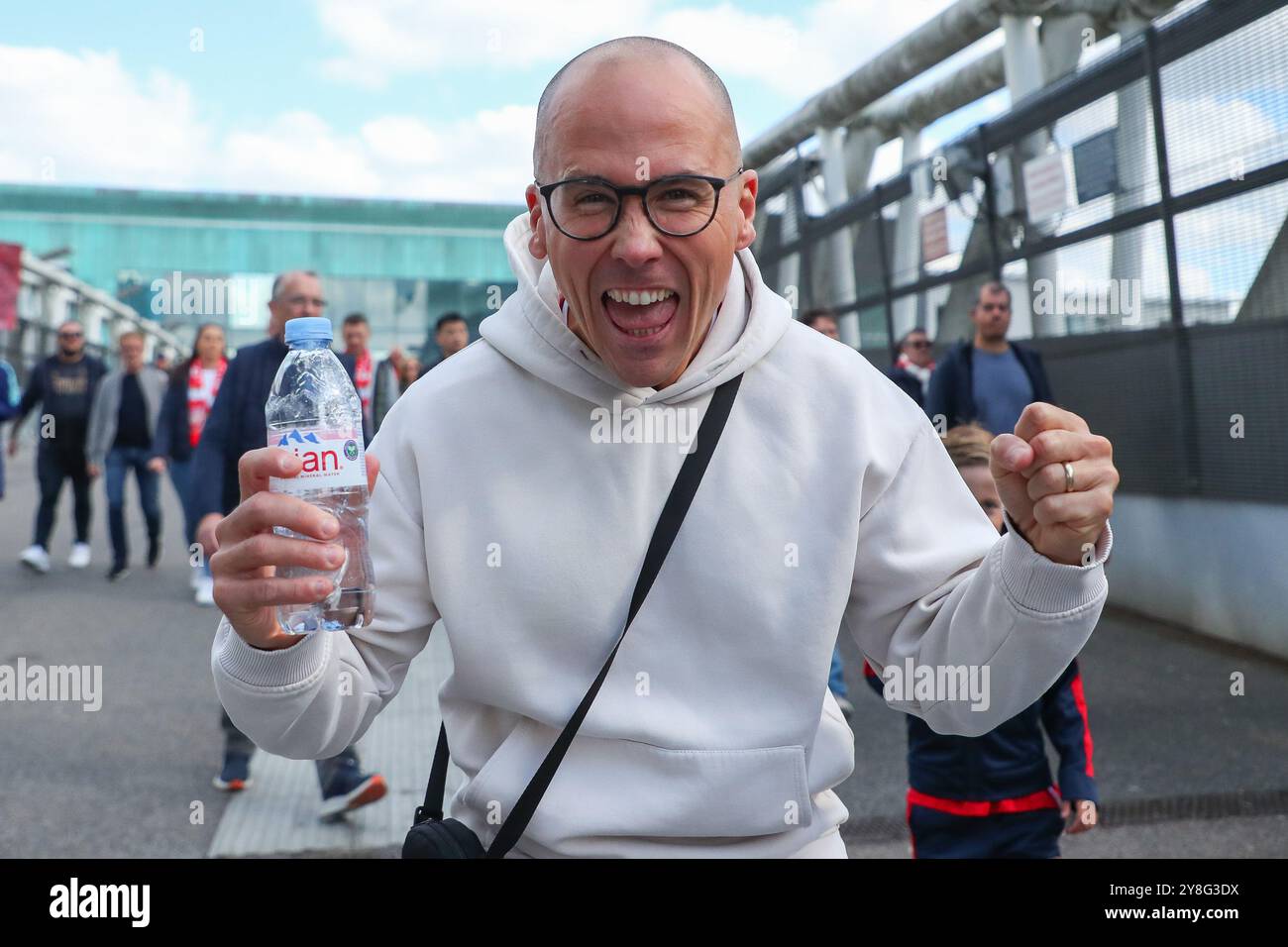 Fans arrive emirates stadium hi-res stock photography and images - Alamy