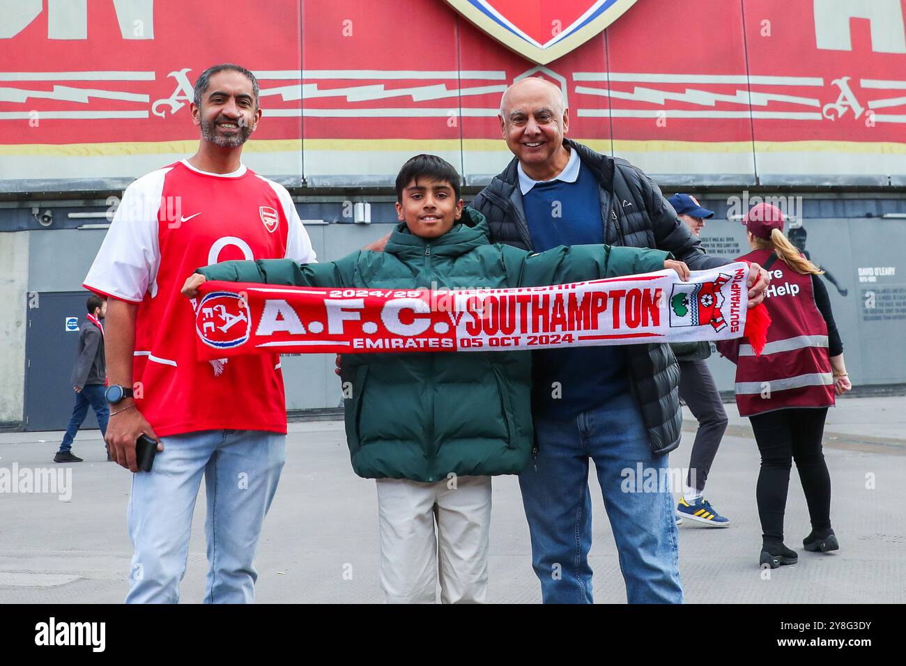 Fans arrive emirates stadium hi-res stock photography and images - Alamy