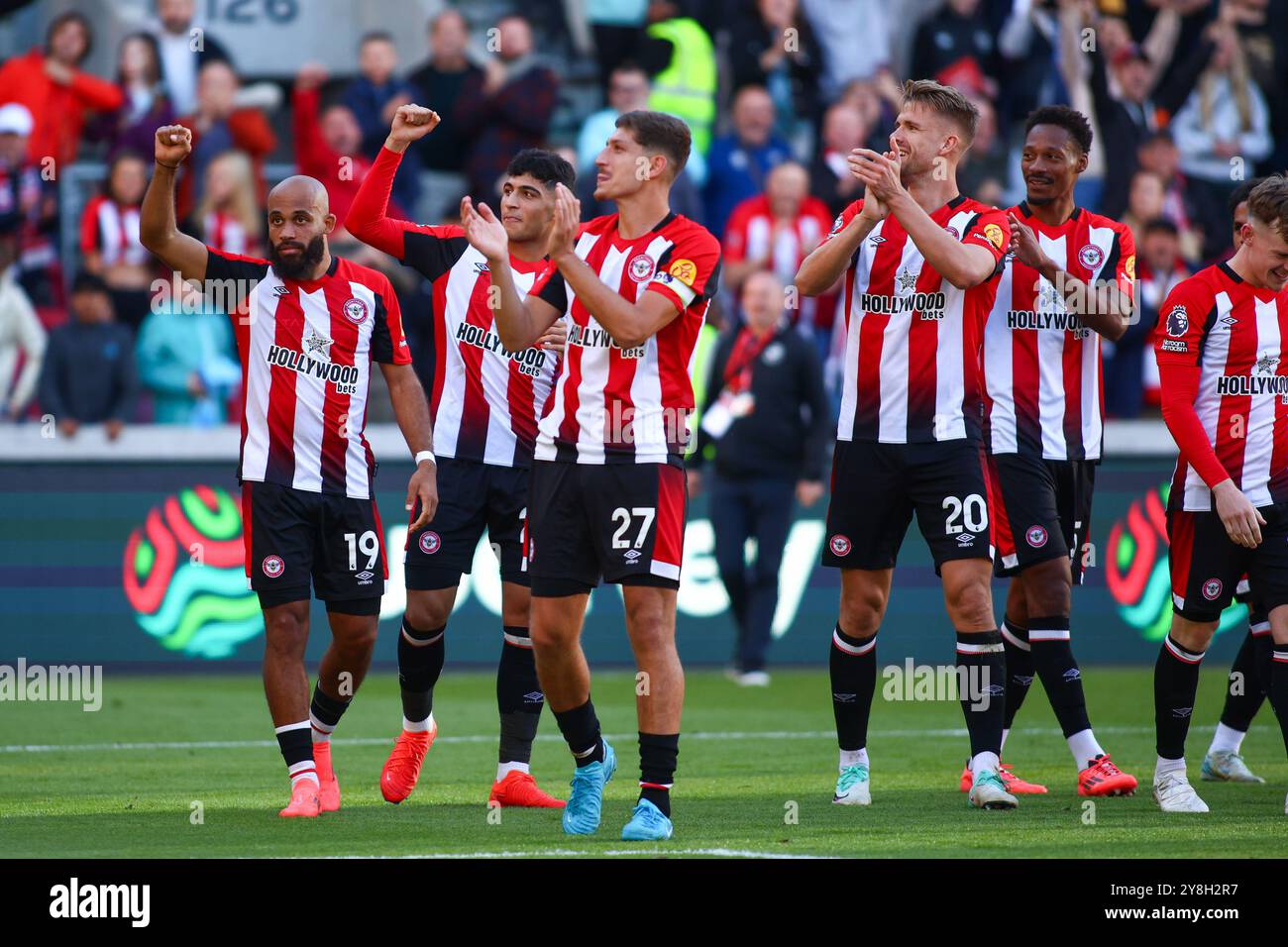 London, UK. 05th Sep, 2024. London, England, October 5th 2024: Brentford players celebrate with the fans during the Premier League game between Brentford and Wolverhampton Wanderers at Gtech Community Stadium in London, England (Alexander Canillas/SPP) Credit: SPP Sport Press Photo. /Alamy Live News Stock Photo