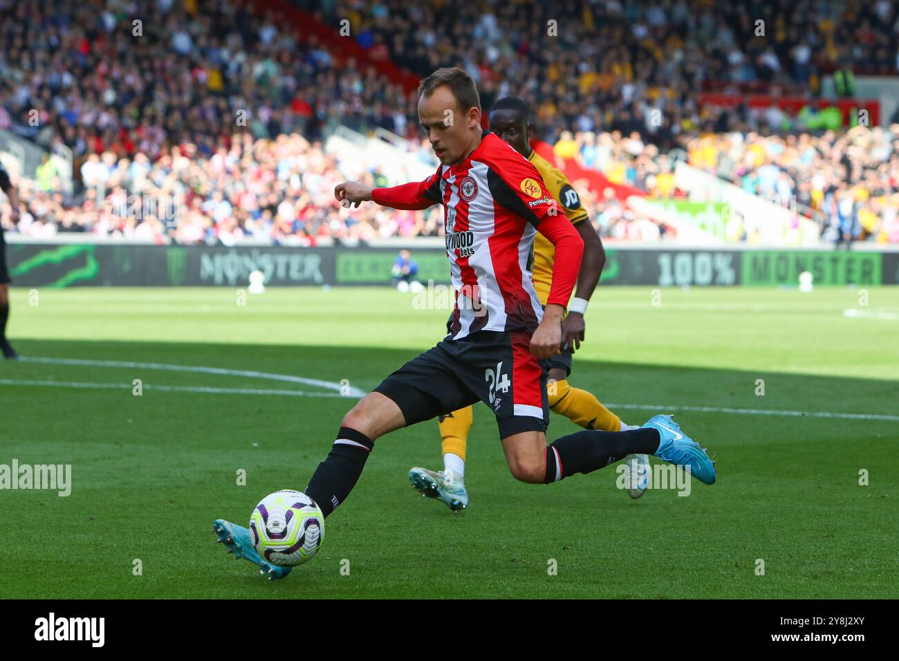 London, UK. 05th Oct, 2024. London, England, October 5th 2024: Mikkel Damsgaard (24 Brentford) crosses the ball during the Premier League game between Brentford and Wolverhampton Wanderers at Gtech Community Stadium in London, England (Alexander Canillas/SPP) Credit: SPP Sport Press Photo. /Alamy Live News Stock Photo