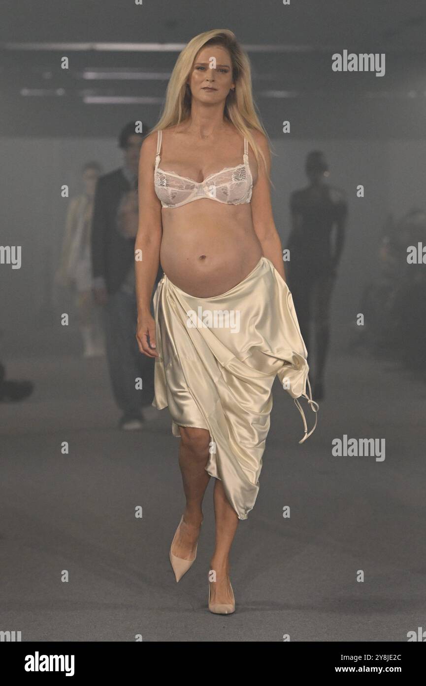 Paris, France. 27th Sep, 2024. Model Carmen Kass is seen on the