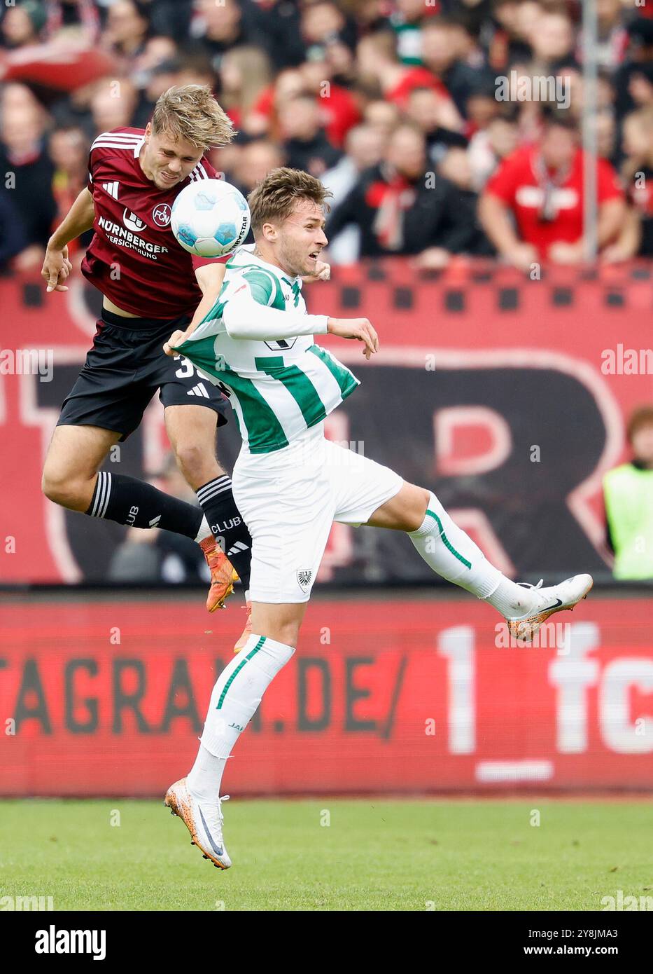 Nuernberg, Deutschland. 05th Oct, 2024. Im Bild: Kopfballduell zwischen Nick Seidel (1.FC Nuernberg, 33) l. und Joel Grodowski (Preussen Muenster, 9), 05.10.2024, Fussball, 2. Bundesliga, 1. FC Nuernberg - SC Preussen Muenster, GER, Nuernberg, Max-Morlock-Stadion, DFL REGULATIONS PROHIBIT ANY USE OF PHOTOGRAPHS AS IMAGE SEQUENCES AND/OR QUASI-VIDEO. Credit: dpa/Alamy Live News Stock Photo