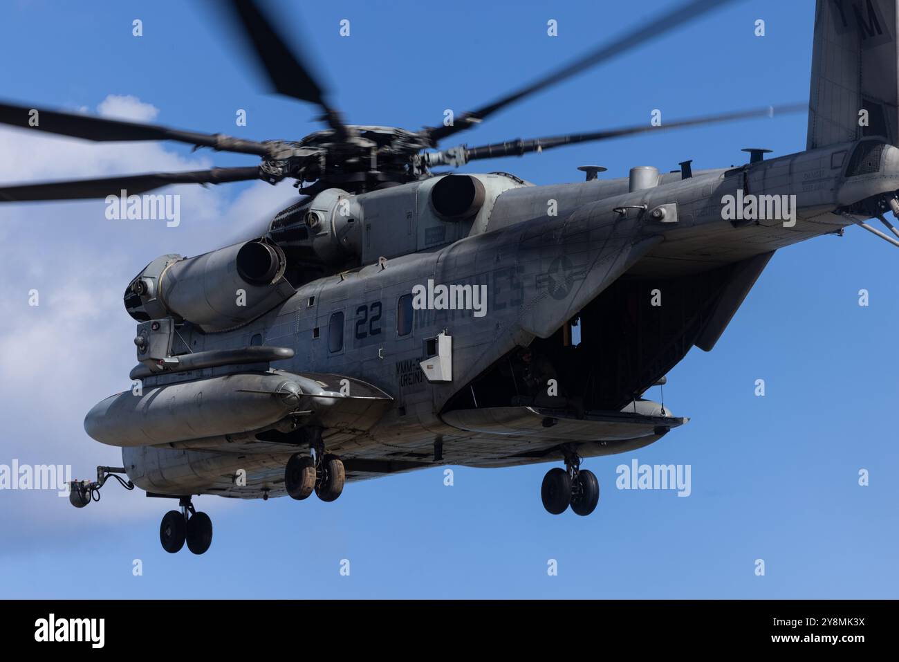 A U.S. Marine Corps CH-53E Super Stallion with Marine Medium Tiltrotor Squadron 365 (Reinforced), 24th Marine Expeditionary Unit (MEU) Special Operati Stock Photo