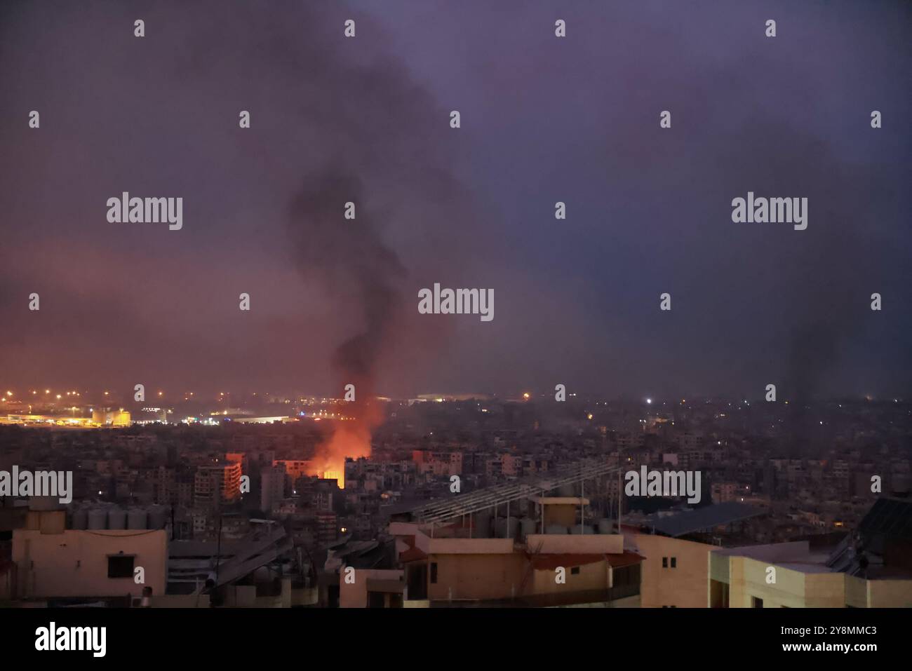 Beirut, Lebanon. 06th Oct, 2024. Sylvain Rostaing/Le Pictorium - Beirut on October 6 after a night of bombing - 06/10/2024 - Lebanon/Beirut/Beirut - Beirut on October 6 after a night of bombing, the Lebanese capital woke up in thick smoke, 30 strikes of unprecedented intensity took place on the southern neighborhoods and near the airport Credit: LE PICTORIUM/Alamy Live News Stock Photo