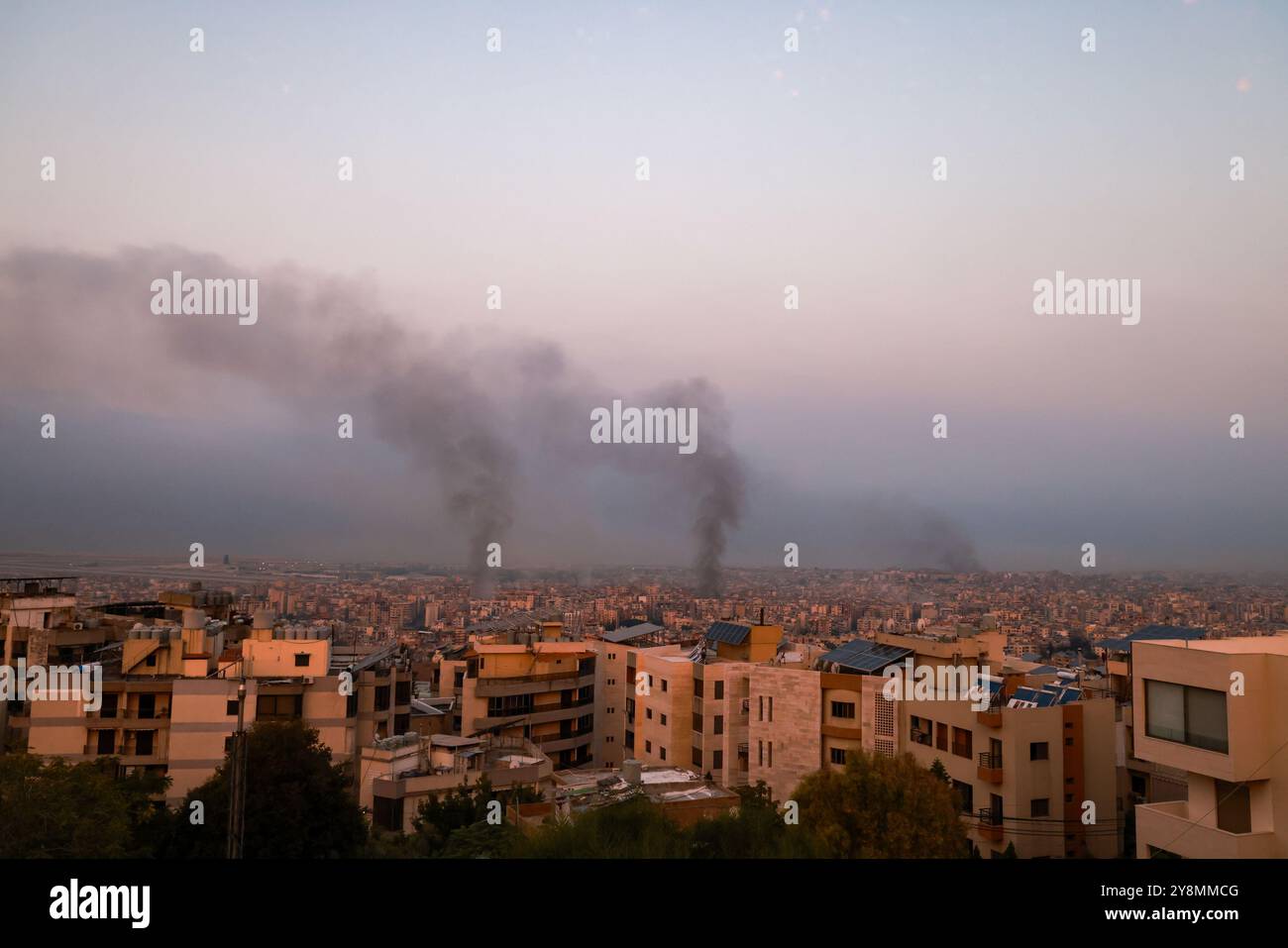 Beirut, Lebanon. 06th Oct, 2024. Sylvain Rostaing/Le Pictorium - Beirut on October 6 after a night of bombing - 06/10/2024 - Lebanon/Beirut/Beirut - Beirut on October 6 after a night of bombing, the Lebanese capital woke up in thick smoke, 30 strikes of unprecedented intensity took place on the southern neighborhoods and near the airport Credit: LE PICTORIUM/Alamy Live News Stock Photo