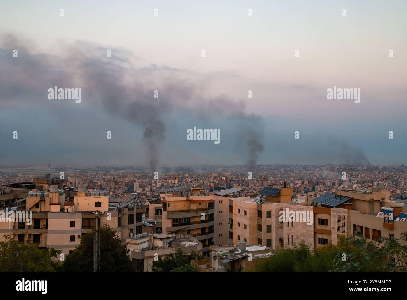 Beirut, Lebanon. 06th Oct, 2024. Sylvain Rostaing/Le Pictorium - Beirut on October 6 after a night of bombing - 06/10/2024 - Lebanon/Beirut/Beirut - Beirut on October 6 after a night of bombing, the Lebanese capital woke up in thick smoke, 30 strikes of unprecedented intensity took place on the southern neighborhoods and near the airport Credit: LE PICTORIUM/Alamy Live News Stock Photo